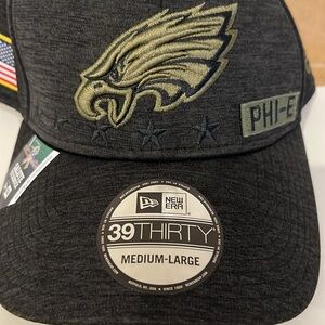 Philadelphia Eagles Salute to Service New Era Cap 
NFL20 STS 3930 M/L  Black